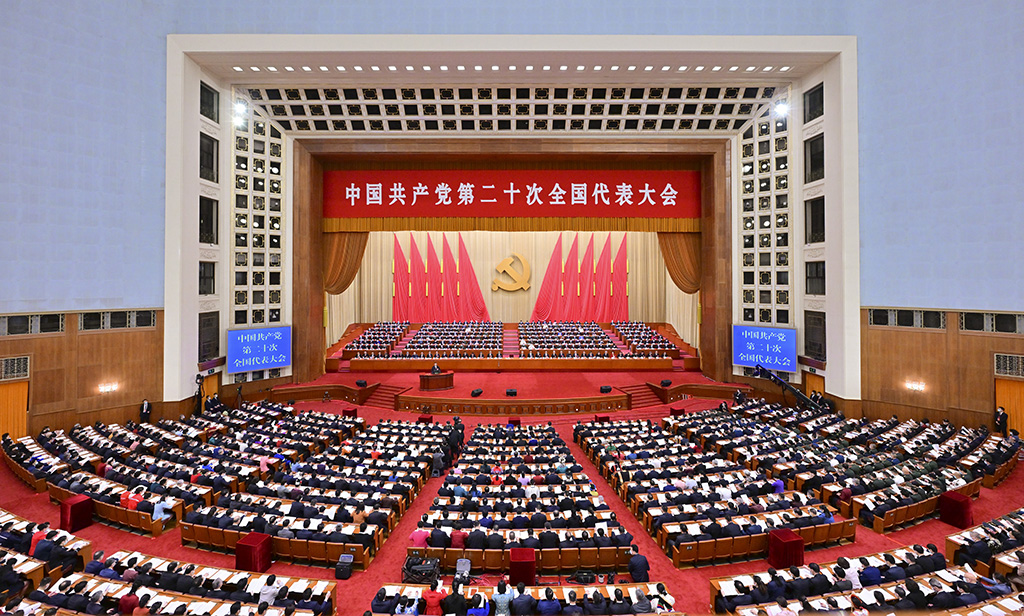 10月16日，中国共产党第二十次全国代表大会在北京人民大会堂开幕。习近平代表第十九届中央委员会向大会作报告。新华社记者 岳月伟 摄.jpg