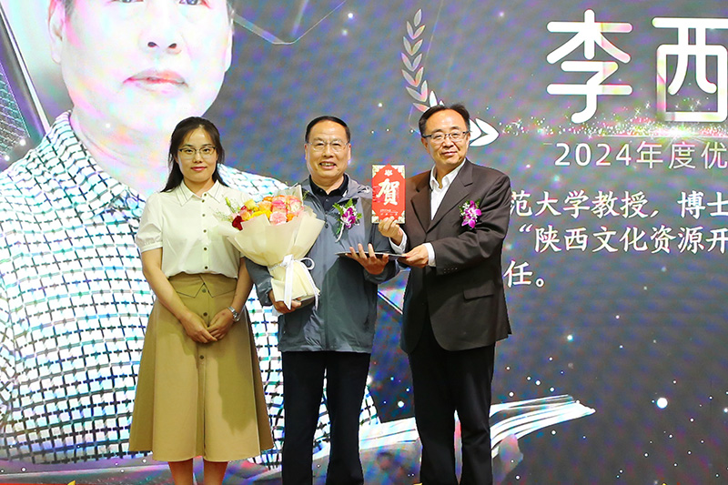 2024年度优秀作者李西建（中）.jpg
