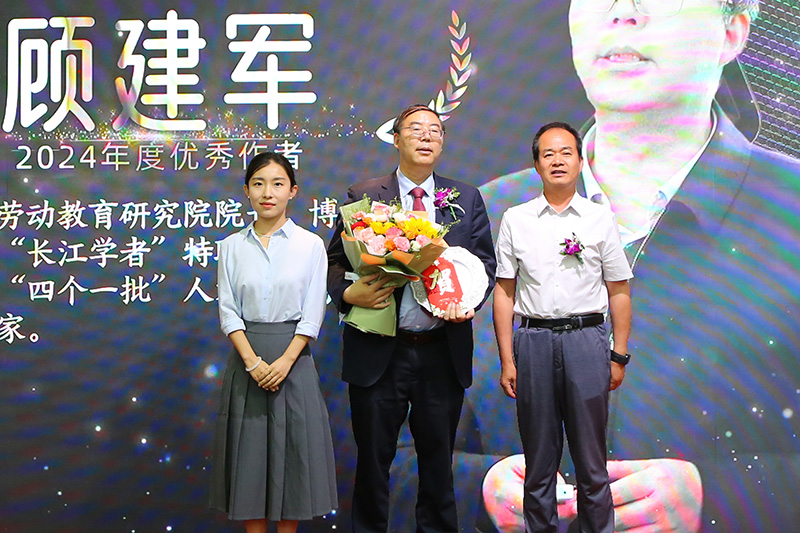 2024年度优秀作者顾建军（中）.jpg